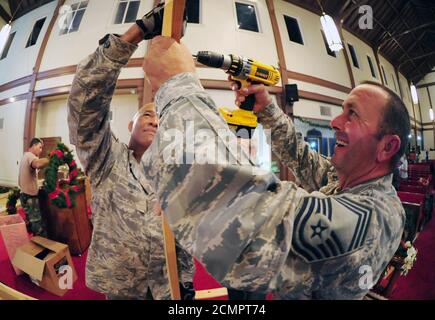 JTF-GTMO Senior-Mitglied für die Festtagsdekorationen 111201 Stockfoto