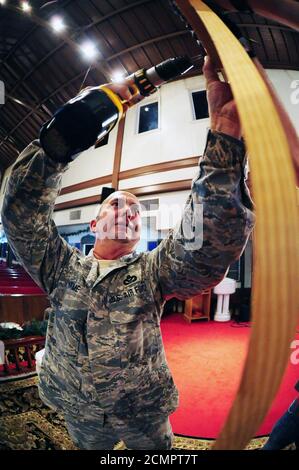 JTF-GTMO Senior-Mitglied für die Festtagsdekorationen 111201 Stockfoto