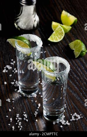 Teil der Tequila mit Salz Kante mit Schicht Kalk in hohen Shot Gläser gerahmt Stockfoto