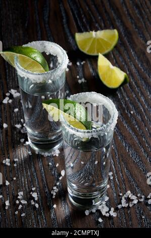 Teil der Tequila mit Salz Kante mit Schicht Kalk in hohen Shot Gläser gerahmt Stockfoto