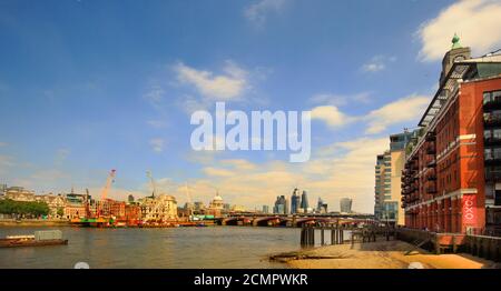 Westminster, London,2018 - Stadtbild der Themse mit verschiedenen ikonischen Gebäuden, darunter der Oxo Tower mit einem atemberaubenden Dachrestaurant Stockfoto