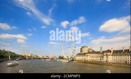 London, Westminster, England 2018 - Panorama der Themse in London mit dem London Eye und der County Hall mit Wolkenlandschaft. Das London Eye Stockfoto