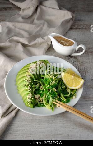 Chukka Salat, Gurke Nudeln mit Avocado und Erdnüsse braune Soße in Sauce Boot Stockfoto