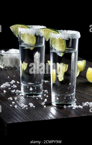 Teil der Tequila mit Salz Kante mit Schicht Kalk in hohen Shot Gläser gerahmt Stockfoto