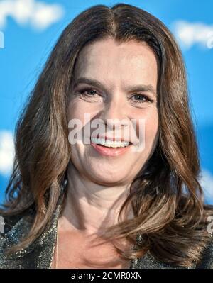 Chemnitz, Deutschland. September 2020. Katarina Witt, zweifache Olympiasiegerin und Eiskunstlaufweltmeisterin, kommt zur Vorschau der MDR/Arte-Koproduktion 'Katarina Witt - Weltstar aus der DDR'. Der Film wird am 23. September auf Arte, am 3. Oktober auf ARD und am 11. Oktober auf MDR ausgestrahlt. Quelle: Hendrik Schmidt/dpa-Zentralbild/ZB/dpa/Alamy Live News Stockfoto