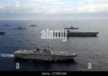 JS Hyūga (DDH-181) in Formation mit USS George Washington im Ostchinesischen Meer nach Keen Sword 2013, -16 Nov. 2012 ein Stockfoto