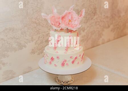 Hochzeitstorte mit Blumen, Feigen, Makronen und Heidelbeeren. Stockfoto