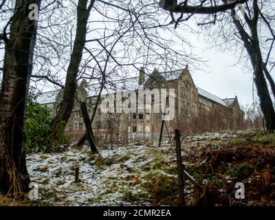 HARTWOOD, SCHOTTLAND - 12. März 2011: Schnee bedeckt das alte Hartwood Hospital Gelände Anfang 2011. Das Krankenhaus ist ein psychiatrisches Krankenhaus aus dem 19. Jahrhundert im schottischen Dorf Hartwood. Stockfoto