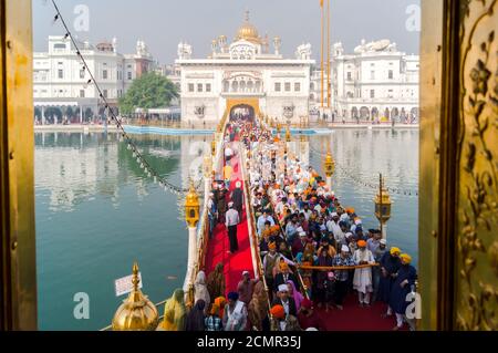 Amritsar, Indien - 21. November 2011: Sikh-Pilger stehen an der Brücke in der Schlange, um zum Goldenen Tempel zu gelangen. Amritsar, Punjab, Indien. Stockfoto