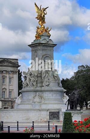 Queen Victoria Monument in der Mall vor dem Buckingham Palace. Königin Victoria regierte 63 Jahre lang und war bis vor kurzem die längste regierende Mon Stockfoto