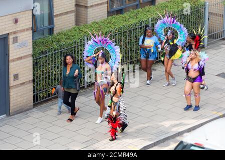 Straßendührer in Vollkostüm zu Fuß zum Nottinghill Karneval in London, Großbritannien Stockfoto