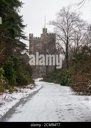 HARTWOOD, SCHOTTLAND - 12. März 2011: Schnee bedeckt das alte Hartwood Hospital Gelände Anfang 2011. Das Krankenhaus ist ein psychiatrisches Krankenhaus aus dem 19. Jahrhundert im schottischen Dorf Hartwood. Stockfoto