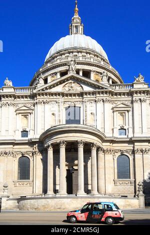 St. Pauls Cathedral an einem hellen Sommertag, mit einem ikonischen London Taxi im Vordergrund. St. Pauls war bis 1975 das höchste Gebäude in London. It Stockfoto