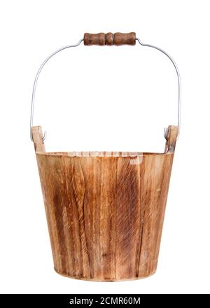 Nahaufnahme eines handgefertigten Eimers aus Holz mit Holzgriff auf Metall, isoliert auf Weiß. Stockfoto