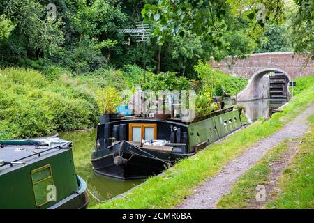 Kennet und Avon Kanalboot und Schleuse in Wootton Rivers Dorf, Wiltshire, England Stockfoto