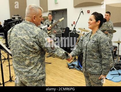 Kommandant der Joint Task Force Civil Support präsentiert Kommandanten-Münzen 140226 Stockfoto