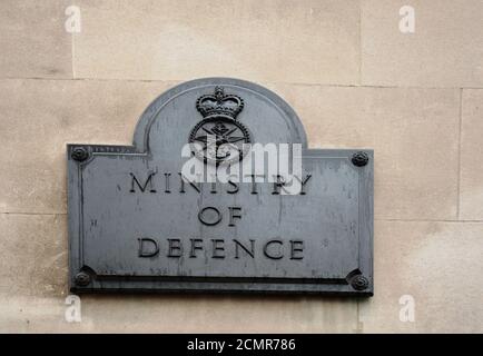 Gedenktafel des Verteidigungsministeriums. Sie befindet sich an der Wand des MOD-Gebäudes in whitehall Gardens, London. Es ist ein denkmalgeschütztes Gebäude und ist res Stockfoto