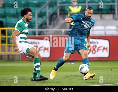 Shamrock Rovers' Roberto Lopes (links) und AC Mailands Zlatan Ibrahimovic kämpfen während der UEFA Europa League um den Ball, das zweite Qualifying Round Spiel im Tallaght Stadium, Tallaght. Stockfoto