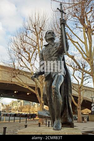 South Bank, London, England 2018 - Sir Laurence Olivier Gedenkstatue mit Hamlet, das sich außerhalb des National Theatre in London befindet Stockfoto