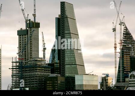 London, England, 2017.Nahaufnahme der London Skyline mit verschiedenen hohen Gebäuden und Kränen. London wächst ständig und die Skyline verändert sich Stockfoto