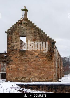 HARTWOOD, SCHOTTLAND - 12. März 2011: Schnee bedeckt das alte Hartwood Hospital Gelände Anfang 2011. Das Krankenhaus ist ein psychiatrisches Krankenhaus aus dem 19. Jahrhundert im schottischen Dorf Hartwood. Stockfoto