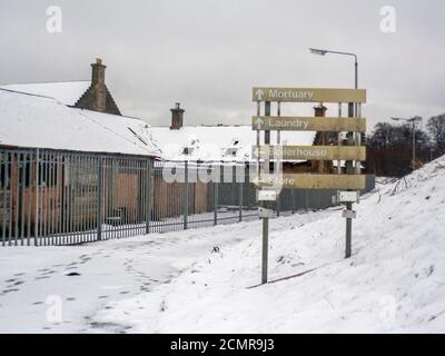 HARTWOOD, SCHOTTLAND - 12. März 2011: Schnee bedeckt das alte Hartwood Hospital Gelände Anfang 2011. Das Krankenhaus ist ein psychiatrisches Krankenhaus aus dem 19. Jahrhundert im schottischen Dorf Hartwood. Stockfoto