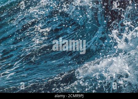 Giant Ocean Wave während der Sturm. Ferienhäuser Sommer frisches Bild Stockfoto