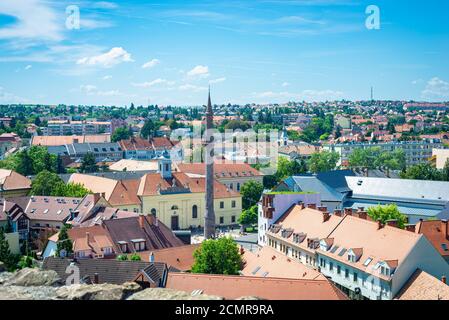 Blick auf die Stadt von Eger. Minarett in der Altstadt, ein hoher Turm, der ein Überbleibsel der türkischen Besatzung ist. Stockfoto