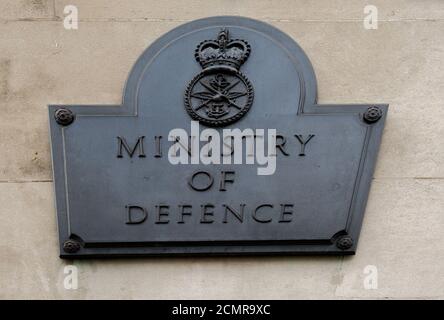 Whitehall, London 2019. Gedenktafel des Verteidigungsministeriums an einer einfachen Ziegelwand. Das M.O.D ist ein denkmalgeschütztes Regierungsgebäude in Whiteh Stockfoto