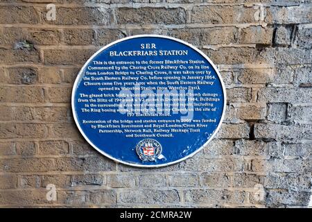 Blackfriars, London, 2019. Diese blaue Plakette befindet sich auf der Ostseite der Blackfriars Road unter einer Eisenbahnbrücke und erinnert an Blackfriars Stockfoto