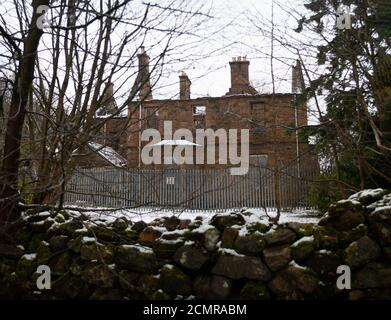 HARTWOOD, SCHOTTLAND - 12. März 2011: Schnee bedeckt das alte Hartwood Hospital Gelände Anfang 2011. Das Krankenhaus ist ein psychiatrisches Krankenhaus aus dem 19. Jahrhundert im schottischen Dorf Hartwood. Stockfoto