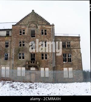 HARTWOOD, SCHOTTLAND - 12. März 2011: Schnee bedeckt das alte Hartwood Hospital Gelände Anfang 2011. Das Krankenhaus ist ein psychiatrisches Krankenhaus aus dem 19. Jahrhundert im schottischen Dorf Hartwood. Stockfoto