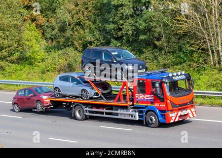 Furness Cars Werbespots Autotransporter, 3-Auto-Transporter; Autobahn schwere Bulk-Transport Lieferwagen, Spedition, LKW-Abschleppen, Transport, Abholung und Lieferungen, Multi-Auto-Nutzfahrzeug-Carrier, Iveco Tieflader, Sonderladung, Fahrzeuglieferung, Transport, Industrie, Fracht auf der Autobahn M6. Stockfoto