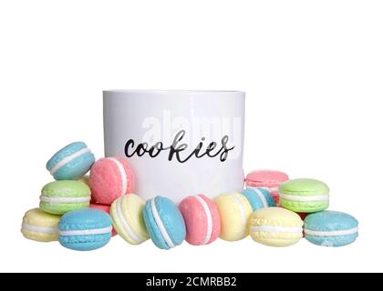 Porzellan Cookie-Glas beschriftet, mit Makronen-Cookies außerhalb des Glases in verschiedenen Farben und Geschmacksrichtungen. Isoliert auf Weiß. Stockfoto