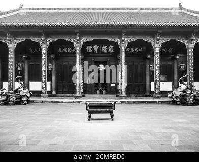 Innenhof im buddhistischen Kloster Wenshu, Manjushri, Chengdu in der Provinz Sichuan, China, schwarz-weißes Bild Stockfoto