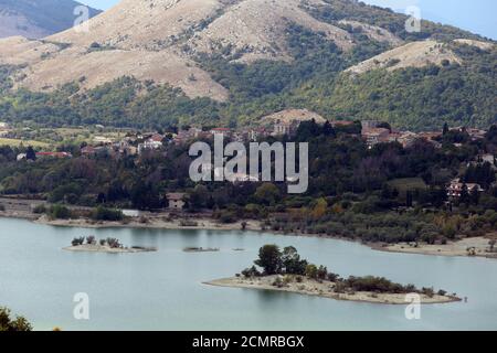 Letino, Italien - 17. September 2020 - Panorama von Gallo Matese und dem Gallo See mit Blick von Letino Stockfoto