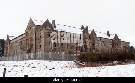 HARTWOOD, SCHOTTLAND - 12. März 2011: Schnee bedeckt das alte Hartwood Hospital Gelände Anfang 2011. Das Krankenhaus ist ein psychiatrisches Krankenhaus aus dem 19. Jahrhundert im schottischen Dorf Hartwood. Stockfoto