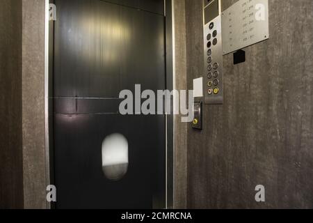 Innenraum der Knöpfe im Aufzug. In dem Aufzug, Auswahl Tasten. Bewegung, Stockfoto
