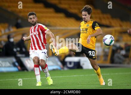 Tommy Smith von Stoke City (links) und Vitinha von Wolverhampton Wanderers kämpfen während des Carabao Cup-Spiels in Molineux, Wolverhampton, um den Ball. Stockfoto