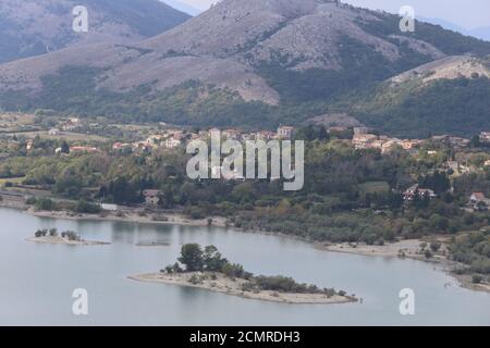 Letino, Italien - 17. September 2020 - Panorama von Gallo Matese und dem Gallo See mit Blick von Letino Stockfoto