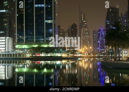 Hohe Wolkenkratzer der Geschäftszentren in Dubai in der Nacht Stockfoto