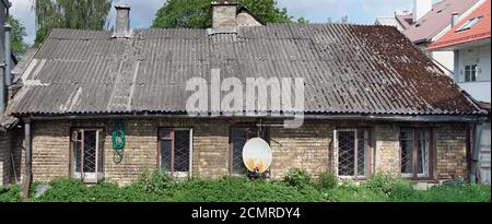 Ruinierte unbewohnte lange gemauerte Baracke in der Mitte eines Modernes Dorf Stockfoto