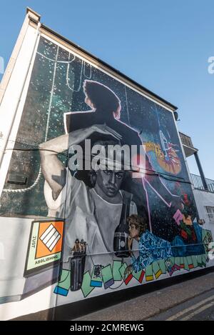 London, Großbritannien. 17. September 2020. Ein 9m hohes Wandbild des verstorbenen George Michael wurde in Kingsbury, im Nordwesten Londons enthüllt, wo der Wham! Star lebte und ging bis zu seinen frühen Teenagern zur Schule. Das Wandbild wurde von der Künstlerin Dawn Mellor geschaffen und enthält eine Montage von Szenen aus der Geschichte und dem Leben von Kingsbury. Die Arbeit ist Teil von Brent 2020, London Borough of Culture, und der Brent Biennale, die vom 19. September bis zum 13. Dezember stattfindet. © Stephen Chung / Alamy Live News Stockfoto