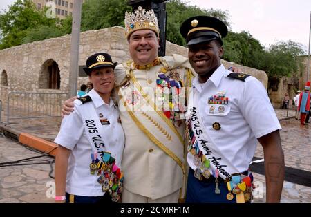 Gemeinsame Basis San Antonio militärische Botschafter schließen Fiesta Royalty, besondere Gäste zum Auftakt Fiesta San Antonio 150416 Stockfoto