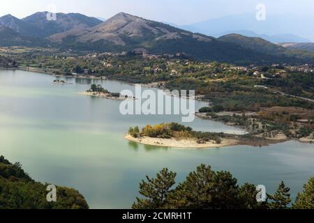 Letino, Italien - 17. September 2020 - Panorama von Gallo Matese und dem Gallo See mit Blick von Letino Stockfoto