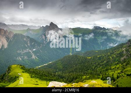 Herrliche Aussicht am Morgen auf der Seiser Alm. Sommerlandschaft in den italienischen Dolomiten. Südtirol. Italien. Europa Stockfoto