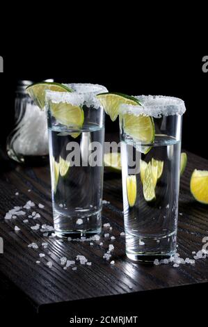 Teil der Tequila mit Salz Kante mit Schicht Kalk in hohen Shot Gläser gerahmt Stockfoto