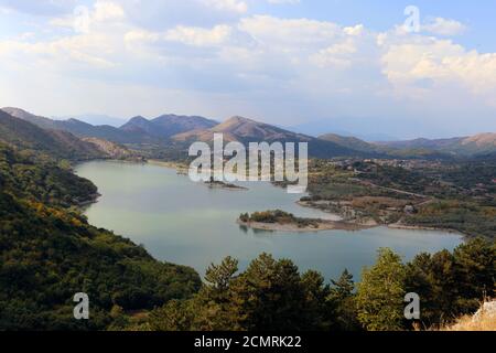 Letino, Italien - 17. September 2020 - Panorama von Gallo Matese und dem Gallo See mit Blick von Letino Stockfoto