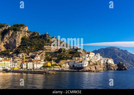 Panoramablick auf die schöne Stadt Amalfi an der berühmten Amalfiküste, Salerno, Kampanien, Italien. Stockfoto