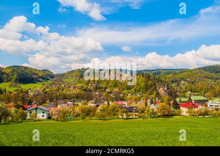 Ländliche Landschaft mit üppiger grüner Wiese, blauem Himmel und weißen Wolken auf Mala Skala im Böhmischen Paradies, Tschechische Republik.